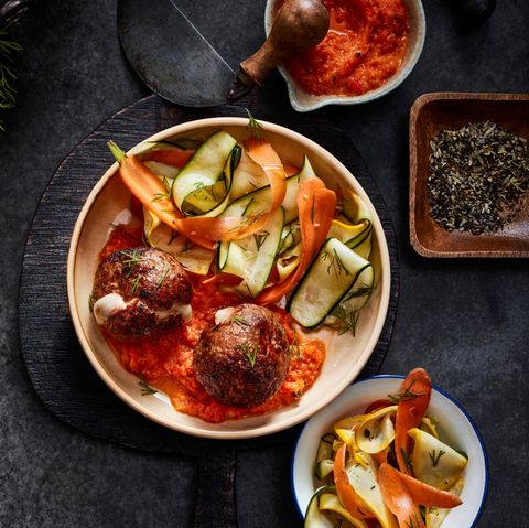 Mett-Käse-Frikadellen mit Paprikapüree und Zucchini-Salat