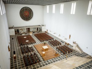 Das Bild zeigt den großzügigen Innenraum der Heilig-Kreuz-Kirche.