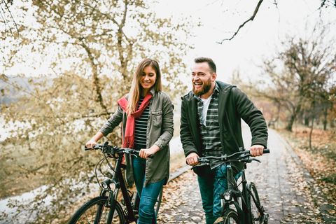 Beschichtete Sattelüberzüge und helle Frontlichter können die Sicherheit und den Komfort von Fahrradfahrern erhöhen.