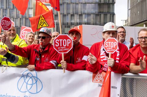 Protest gegen Firmenboss: Thyssenkrupp-Arbeiter begehren gegen die harten Sparpläne von CEO Miguel López auf