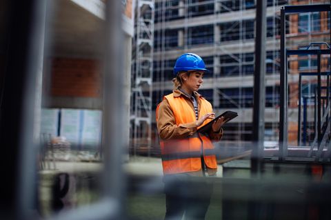 Frau auf Baustelle im Job