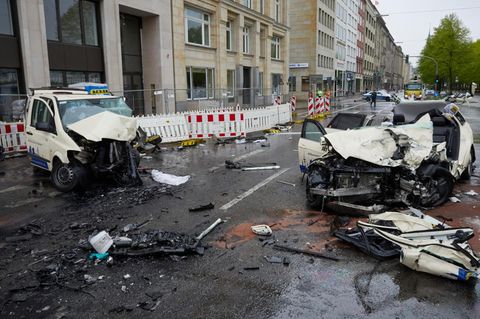 Zwei zerstörte Taxis auf dem Hamburger Ballindamm