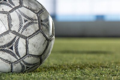 Bild Alter Fußball auf dem Fußballfeld