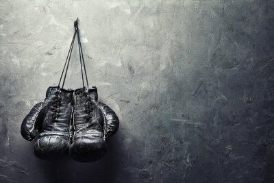 Bild Auf der Wand hängende Boxhandschuhe