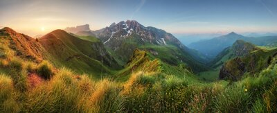 Berge im Nebel am Morgen