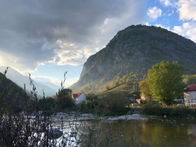 Bild Blick auf Bergfluss im Sommer