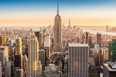 Blick auf New Yorker Skyline an einem sonnigen Nachmittag