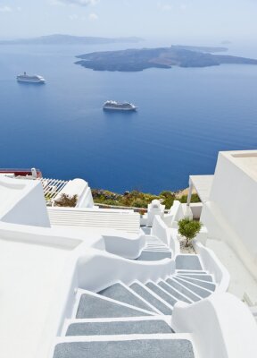 Blick aus einer Höhe auf Santorin