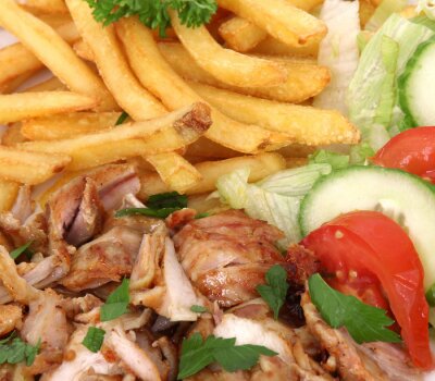 Gyros mit Salat und Pommes frites