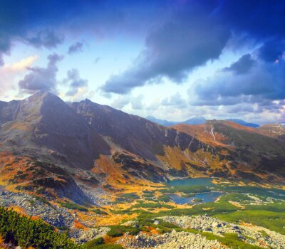 Herbstliche Berglandschaft und Himmel