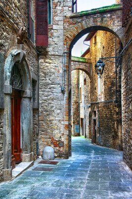 Italienische Gasse mit Steinbögen