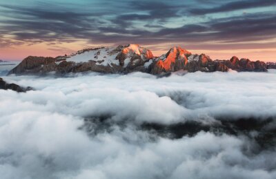 Landschaft im Nebel Berge