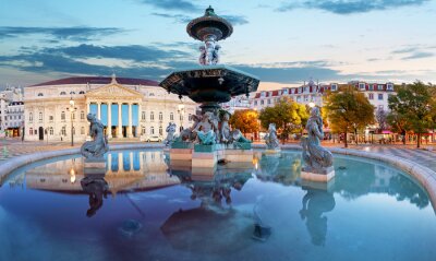 Lissabon und Rossio-Platz bei Dämmerung