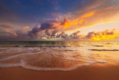 Bild Sonnenaufgang über exotischem Strand