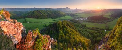 Sonnenuntergang und Bergpanorama