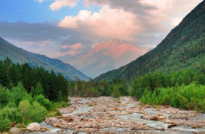 Tal inmitten der Berge