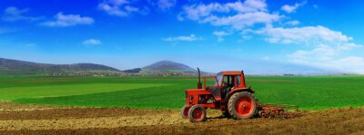 Traktor in einer wunderschönen Landschaft