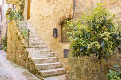 Treppe neben Gasse in Italien