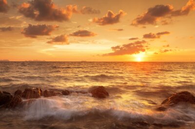 Tropisches Meer bei Sonnenuntergang