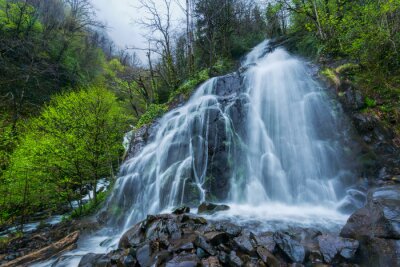 Wasserfall am bewölkten Tag