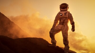 Astronaut, der einen unbekannten Planeten durchquert