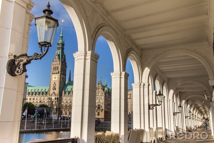 Fototapete Beleuchtetes Rathaus am sonnigen Tag