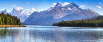 Berge auf der Landschaft mit einem See