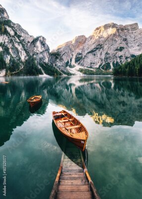 Fototapete Boote See und Berglandschaft