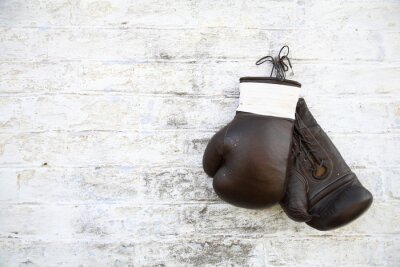 Fototapete Boxhandschuhe an der Backsteinwand