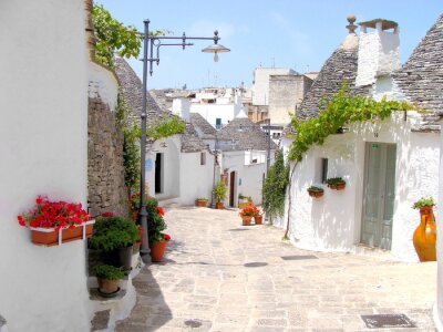 Breite weiße Gasse mit Pflanzen