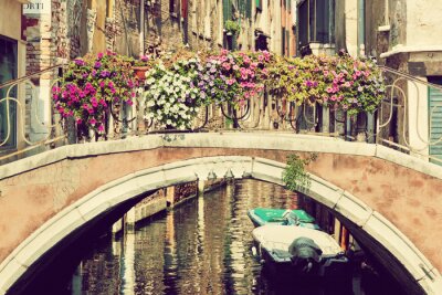 Bunte blumen auf dem venezianischen balkon