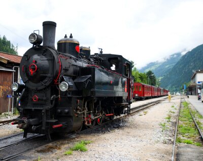 Fototapete Dampfzug mit Gebirgen im Hintergrund