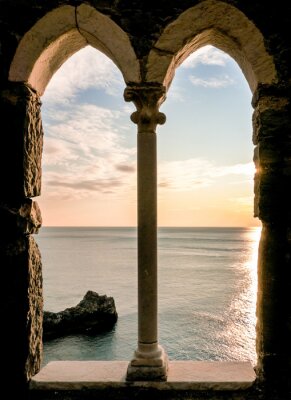 Fenster mit Säule am Meer