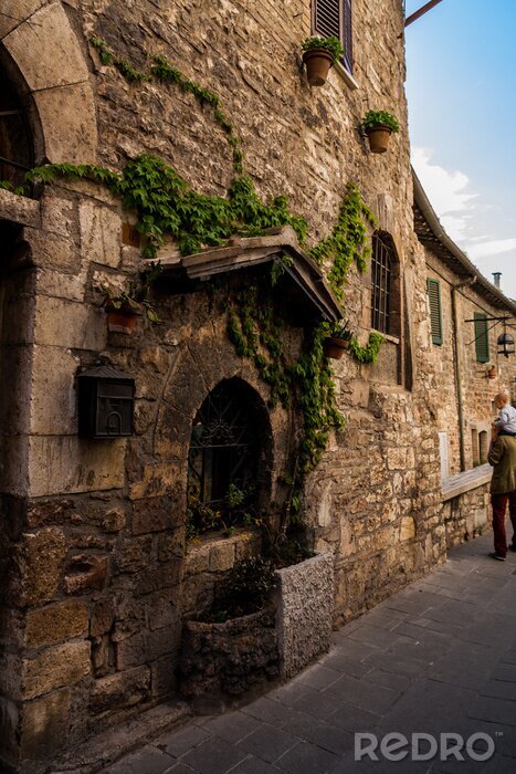 Fototapete Gasse bei alten Mauern