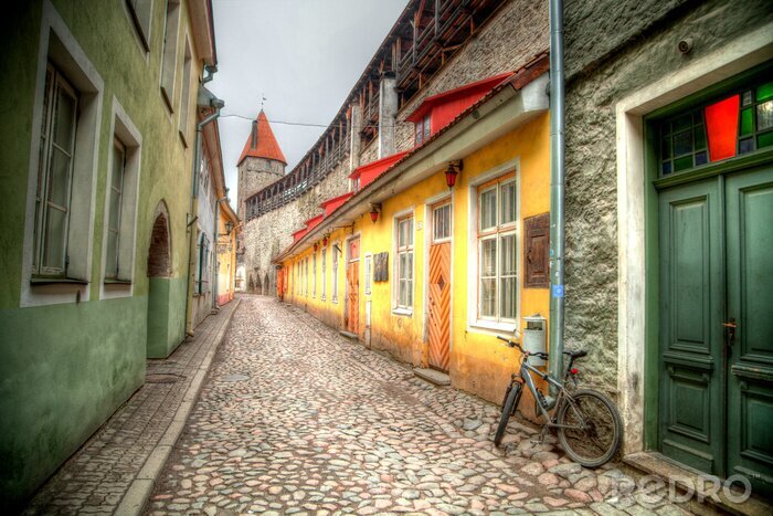 Fototapete Gasse bei trutziger Stadtmauer