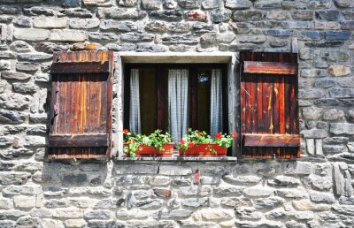 Fototapete Geöffnetes fenster auf steingebäude