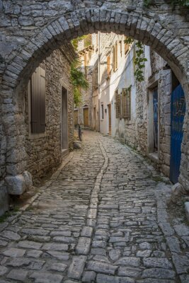 Fototapete Gepflasterte Gasse mit Säulen