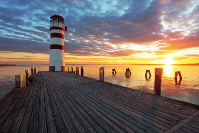 Gestreifter Leuchtturm auf See