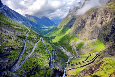 Fototapete Gewundener Weg in den Bergen