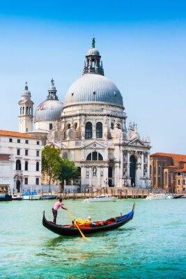 Gondoliere im hintergrund der venezianischen basilika