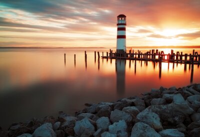 Leuchtturm am glatten Wasser