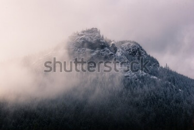 Fototapete neblige Landschaft in den Bergen