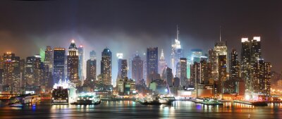 Panorama mit beleuchteten Gebäuden bei Nacht