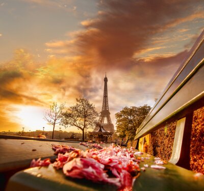 Pariser Bank vor Eiffelturm in Paris