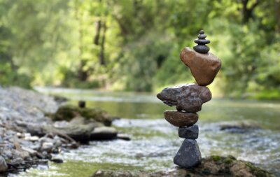 Fototapete Pyramide aus Steinen vor dem Hintergrund des Grüns