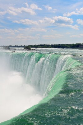 Riesiger Wasserfall mit türkisfarbenem Wasser