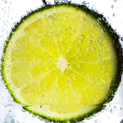 Saftige Limonenscheibe im Wasser