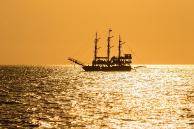 Fototapete Segelboot und orangefarbener Himmel