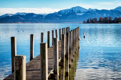 Fototapete Steg am See und Berge