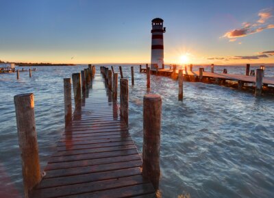 Stege mit Leuchtturm im Hintergrund